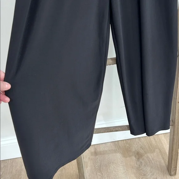 Tahari Black V-Neck Wide Leg Cropped Sleeveless Jumpsuit Size Small stretchy - Picture 4 of 9